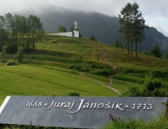 Janošiko skulptūra pastatyta 1988m praėjus 300m po jo gimimo