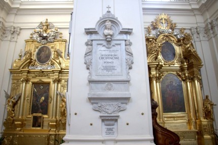 Urna su Šopeno širdimi palaidota Šv.Kryžiaus bažnyčioje Varšuvoje